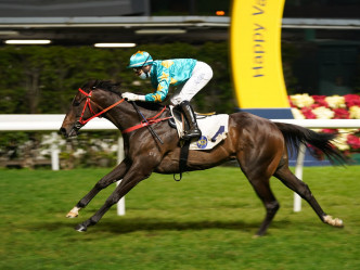 今晚第二場莫雷拉策「追風驥足」贏馬而回，取得在港第一千場頭馬。 Curry攝