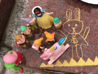 女儿的9岁生忌，顾京阳买了生日蛋糕，到女儿的坟前与她一起过生日。网图