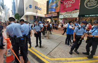 警方加强在铜锣湾布防。