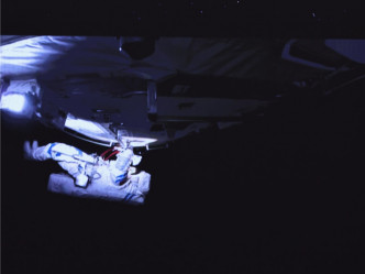 神舟12号3名航天员完成首次中国空间站出舱活动。新华社图片