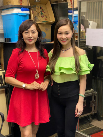 郑俊弘妈妈朱咏珊（左）与陈昭昭一起到新蒲岗录制抗疫歌曲《明天更好》。
