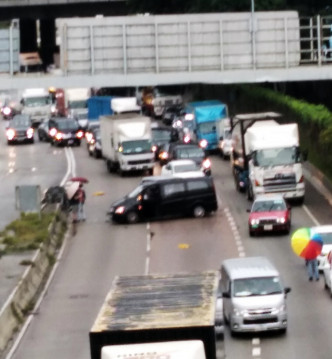 客货车失事打转。网民Wai Ho Homan Ngai图片