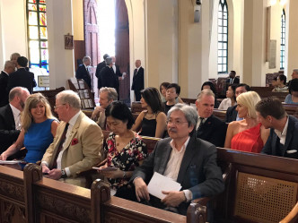 曾俊華夫婦坐在教堂第一排。