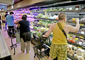 到超市购物的市民有所增加。