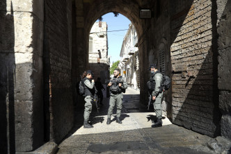 以色列警察在案發現場駐守。 AP