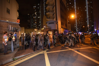警方驱散示威者。