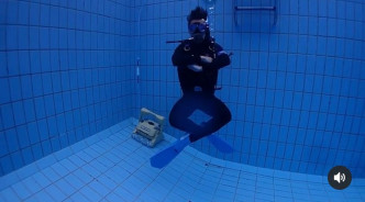 坤哥着上全幅装备在水底摆pose。