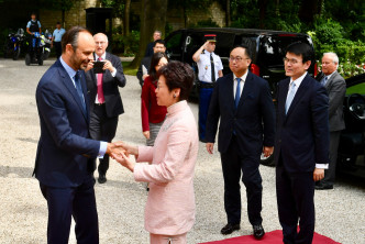 林郑月娥（左二）与法国总理菲利普（左一）会面。邱腾华（右一）和杨伟雄（右二）亦有出席。
