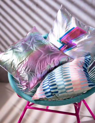 Lotus personal chair充满渡假感觉，适用于室内外，配上各种以鲜艳色调拼出几何图案，或以金属布料上印有透明闪电图案等的布艺饰品，夺目耀眼。