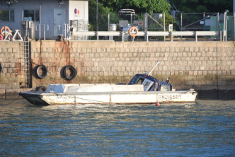 另一只涉事垃圾船拖回榕树澳近南丫岛警岗码头
