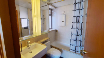 浴室设有镜柜，方便整理仪容，又可置物。