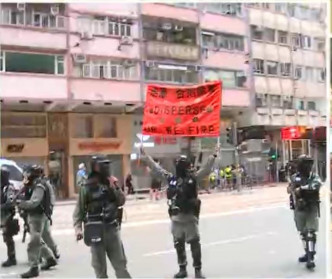 警方在湾仔轩尼诗道举橙旗警告示威者。TVB截图