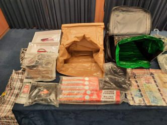 单位内亦被发现一批盗窃用的工具，例如贴了钖纸的纸袋及行李喼。