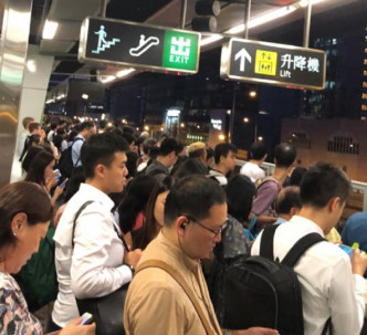大批乘客在月台等车。网民Helen Tse图片