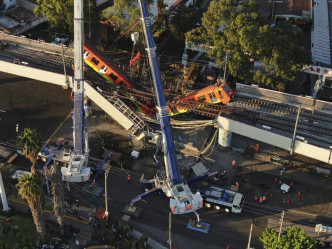 墨西哥城架空铁路桥倒塌至少23人死亡。AP图片
