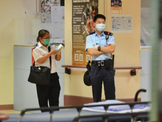 救護員將清醒的傷者送往廣華醫院治理。