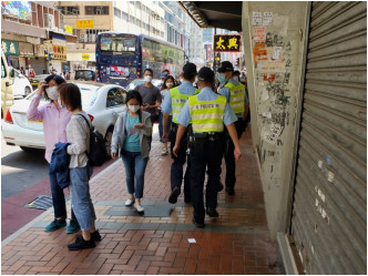 眾安街分店外，中午時分排有準備購物的人龍，附近有警員戒備。