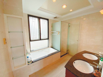 浴室备双洗面盆，亦有浴缸及淋浴间。