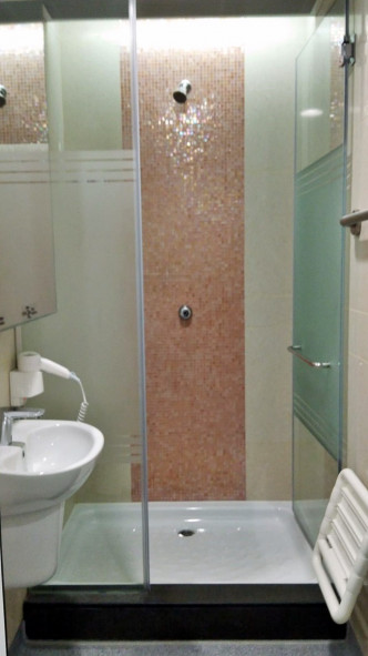 淋浴设施每格均提供洗头水、沐浴露及风筒。
