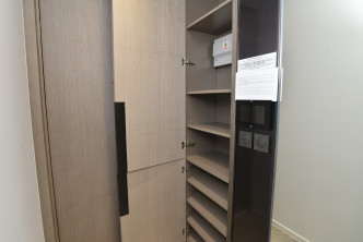 玄關位特設嵌入式鞋櫃及貯物櫃。