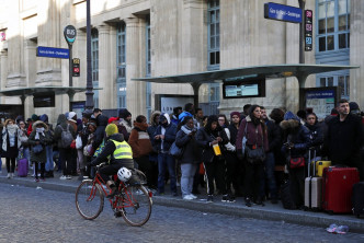 巴黎上班族等巴士。AP图片