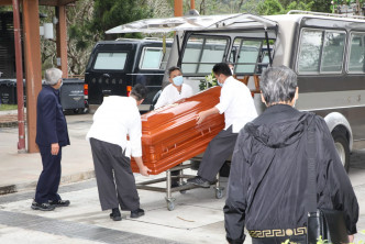达哥遗体到达柴湾哥连臣角火葬场。