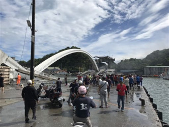 南方澳跨港大橋倒塌。網上圖片