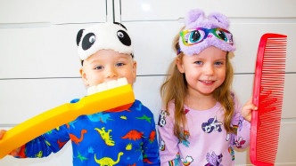 4岁的Gabriella和5岁哥哥Alex的YouTube频道「Toys and Little Gaby」，有近1100万人订阅。网图