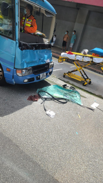 校巴車頭損毀嚴重，擋風玻璃爆裂，碎在地上。fb「馬路的事討論區」網民Bosco Chu圖片