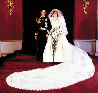 戴安娜和查理斯王子在81年举行的世纪婚礼引起全球关注。