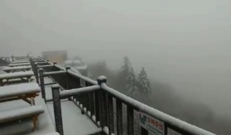 雪岳山的小青峰待避所外一片白茫茫，并积有大量积雪。