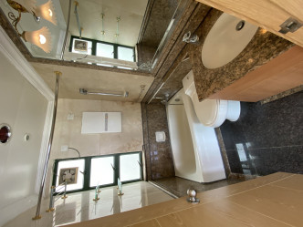 两个浴室及客厕均采明厕设计，有助通风透气。