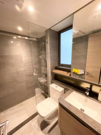 浴室以石材铺砌墙地，易于打理清洁。