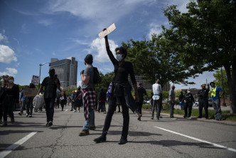 美国底特律示威者在街上集会游行。 AP