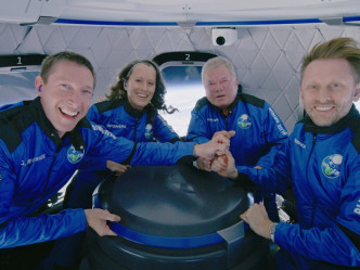 德弗里斯上月與4人參與藍色起源的太空旅程乘坐太空船升空。AP