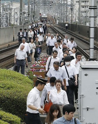 东海道新干线停驶许多乘客都被迫下车步行。AP