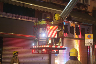 消防将火扑灭后，架起升降台将死者尸体运回地面。