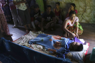 緬甸軍方開槍鎮壓示威者，據報最少90人死亡。AP圖片