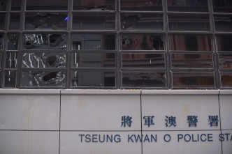示威者毁壞警署多扇玻璃窗