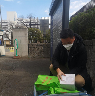 郑泳舜在东京与负责港人治疗的医生会面。