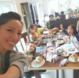 蒋怡为子女和邻居小朋友在家举行圣诞工作坊，一同制作姜饼恐龙和姜饼屋。