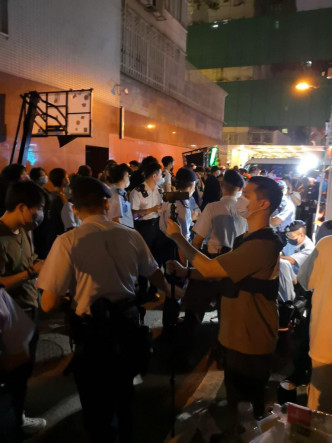 逾200人昨晚涉群聚被票控。警方圖片