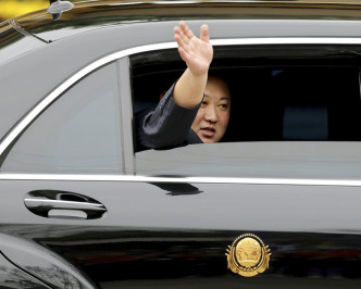 金正恩隨即轉乘專車。AP