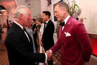《007：生死有時》在英國上映時，丹尼爾（右）獲皇儲查理斯等皇室人員力撐。