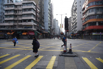 長沙灣道目前平靜，多名警員在場駐守戒備。