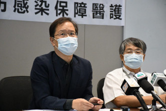 郭家麒（左）要求加強防感染措施。