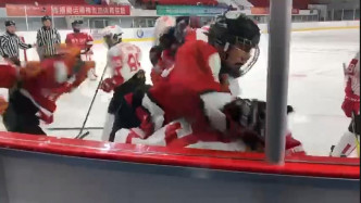 港队成员黄兆麟(中)被两名红衫球员围殴。影片截图
