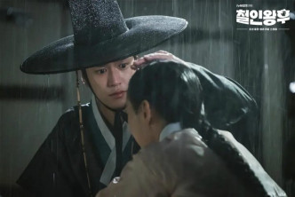 羅仁宇在《哲仁王后》飾演「金炳仁」，對女主角、中殿娘娘「金紹容」（申惠善 飾）一往情深。