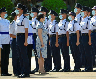 鄭若驊即場勉勵學員要以堅毅意志和勇氣，共同實踐警隊抱負，令香港繼續安全穩定。