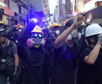 示威者用鐳射光照射警員。